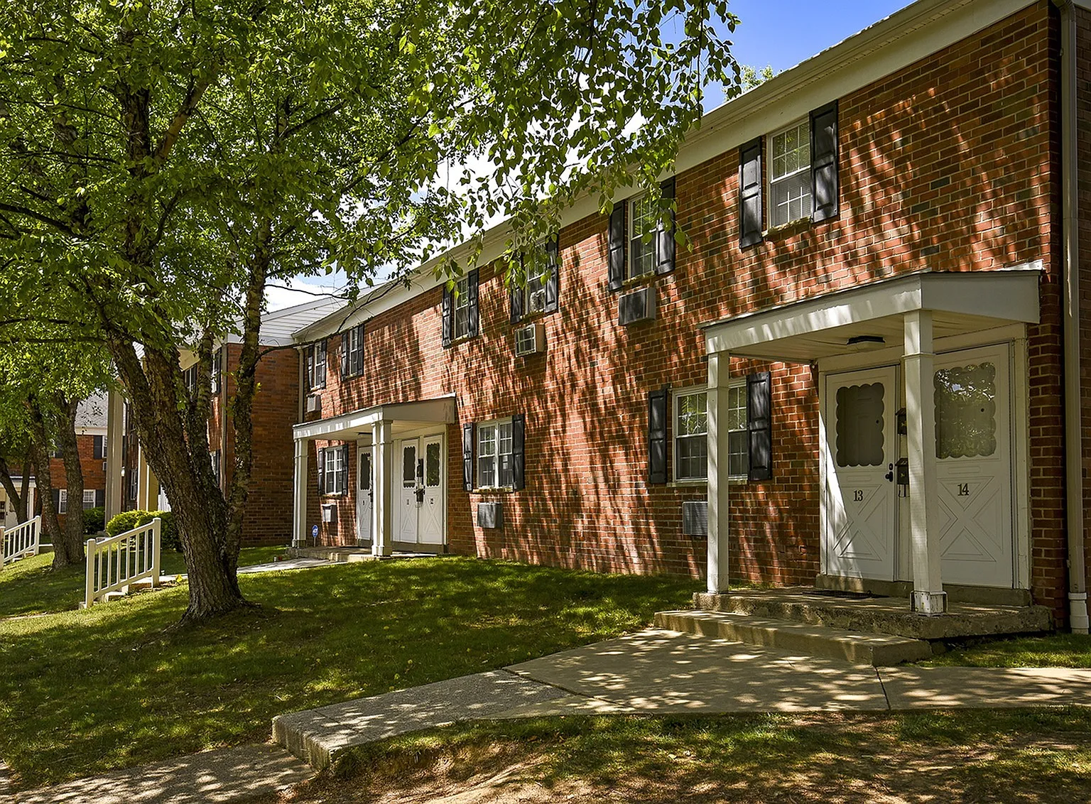 Country Manor Apartments — Photo 2