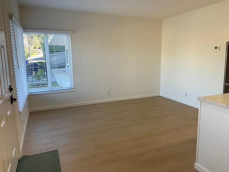 1042 Evans Ave — Photo 5