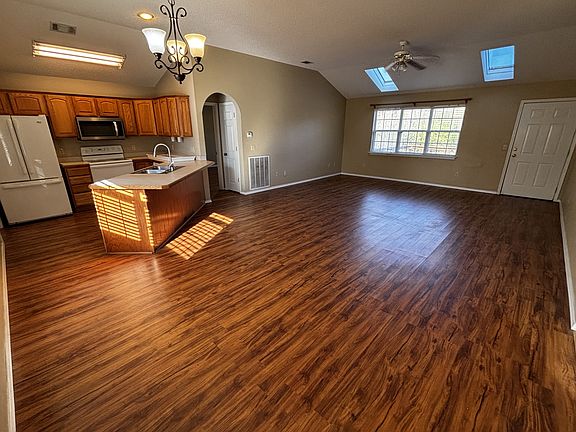 4th image of 18 Fairbrook Ln