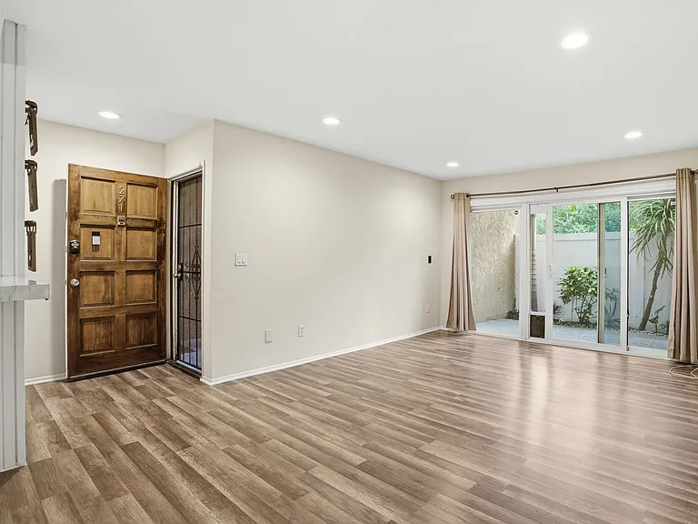 1101 W Macarthur Blvd #271 — Photo 8