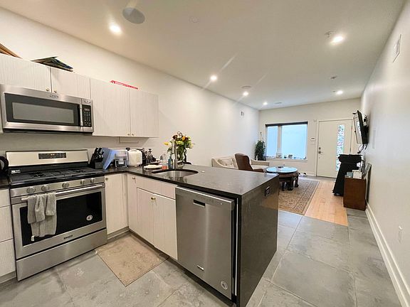 5th image of 2302 E Dakota St