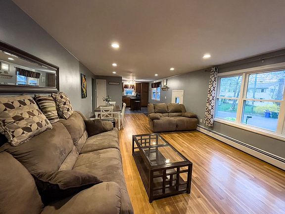 3rd image of 51 Woodcrest Ct
