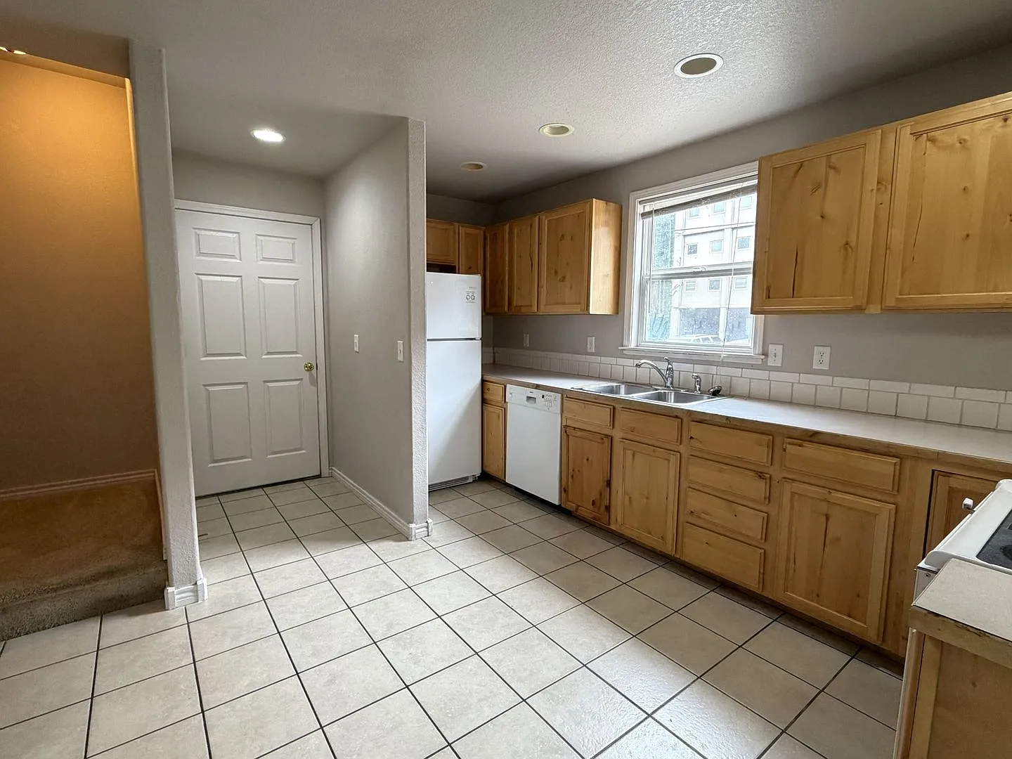 321 W Myrtle St — Photo 4