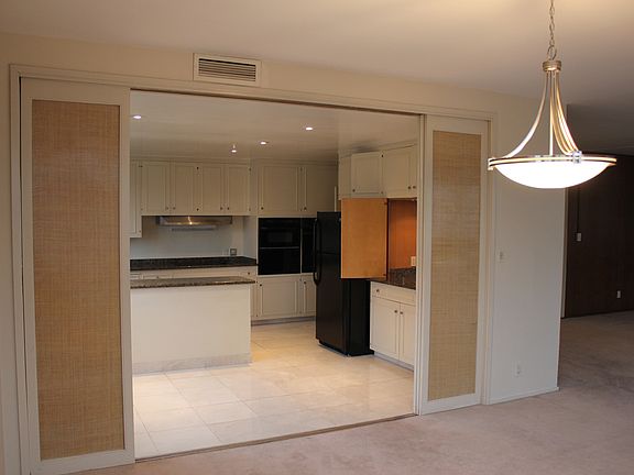 3rd image of 2150 Lakeshore Ave APT 01
