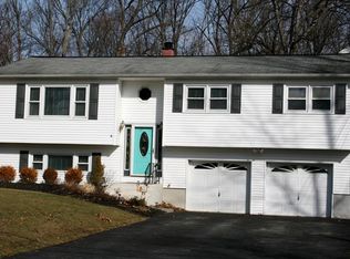 332 Sycamore Dr, New Windsor, NY 12553