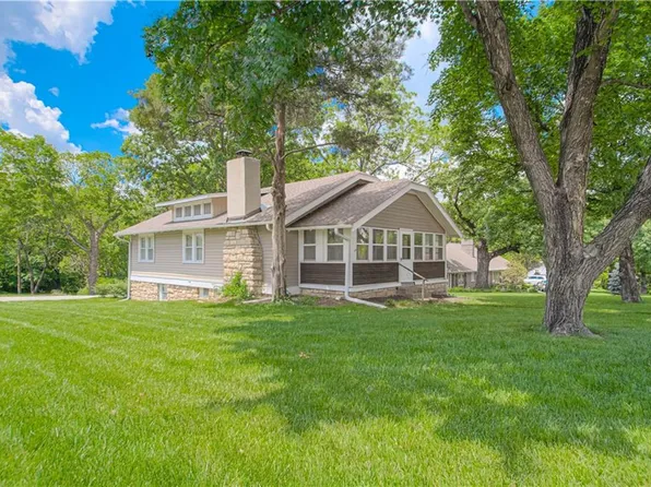 5848 Foster St, Overland Park, KS 66202