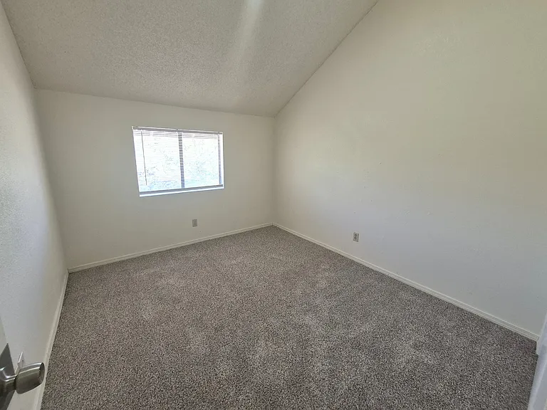 1017 N 6th Ave — Photo 14