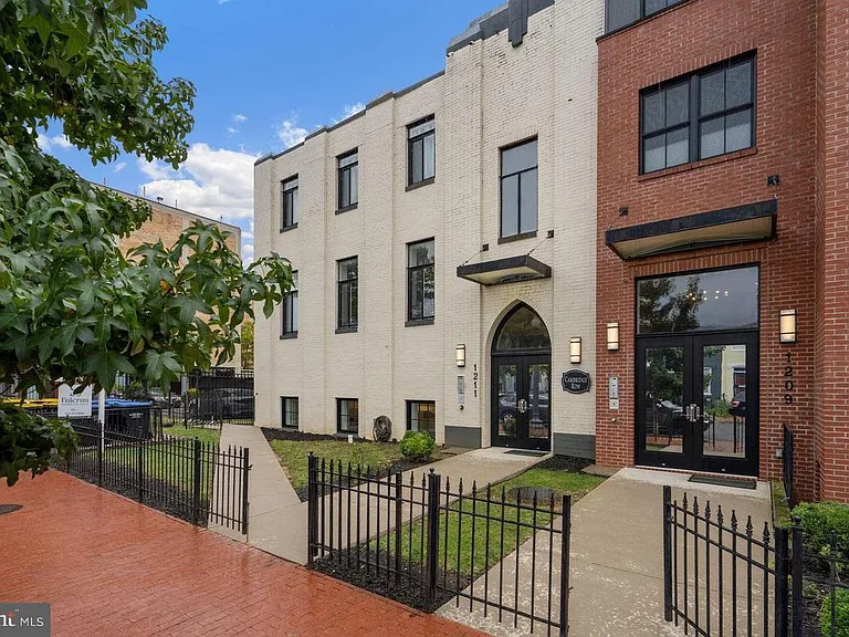 1211 G St SE #1 — Photo 20