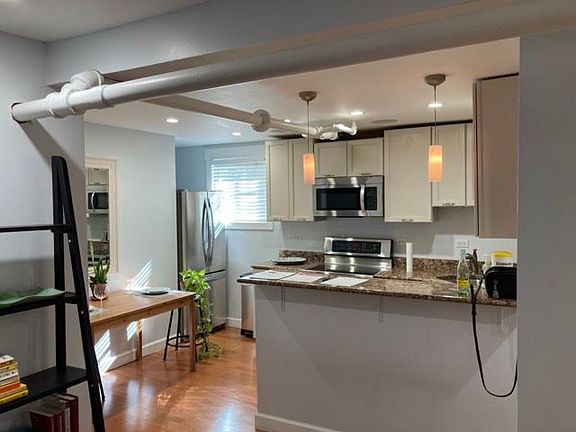 4th image of 617 W Cornelia Ave #G