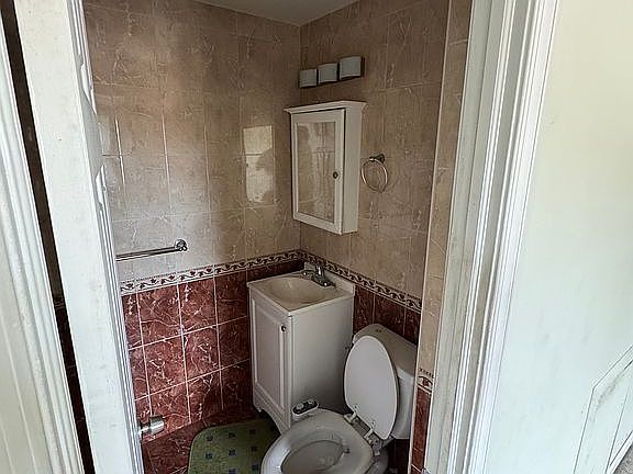 5th image of 10747 Jeanes St