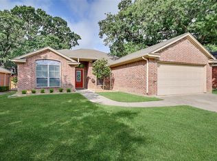 516 Oakbrook Dr, Burleson, TX 76028