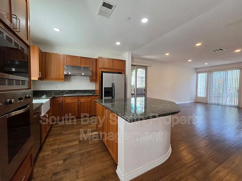 2 bed, 2.5 bath, 1370 sqft, $5,300 — Photo 4