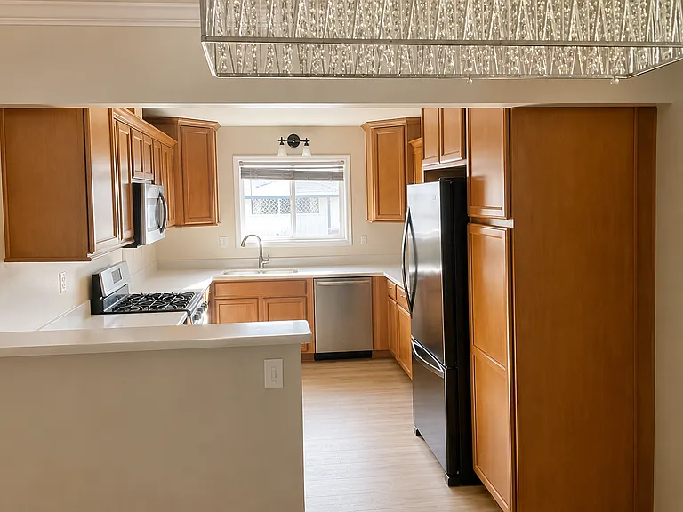 1465 Tamarack Ave — Photo 3