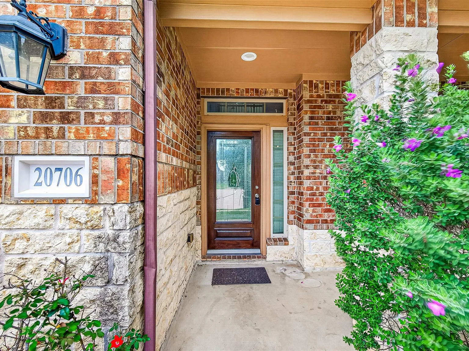 6 bed, 2.5 bath, 2787 sqft, $3,100 — Photo 2