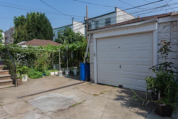 Sold by Keller Williams Realty Landmark | media 21