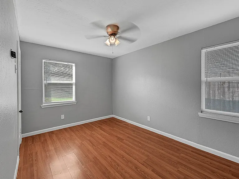 606 Burke Rd — Photo 12