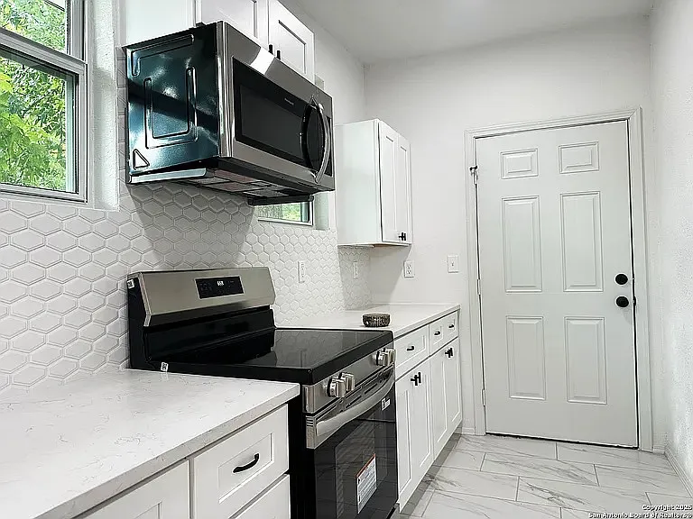 325 Robert E Lee St — Photo 12