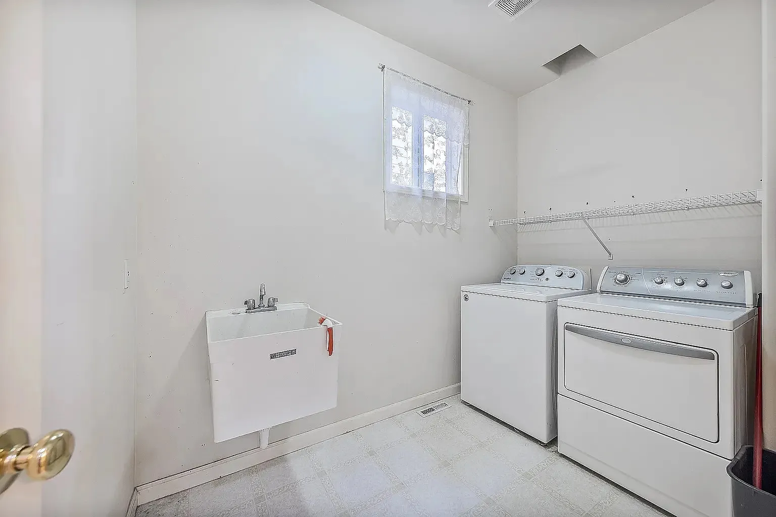 3 bed, 2490 sqft, $4,200 — Photo 4