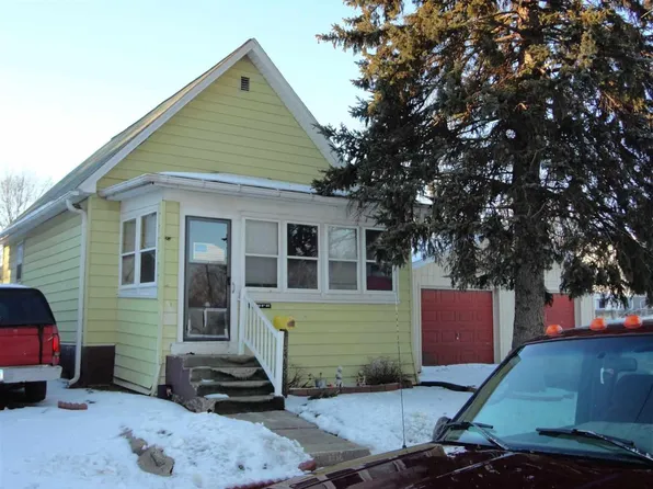 1216 S 8th St, Clinton, IA 52732