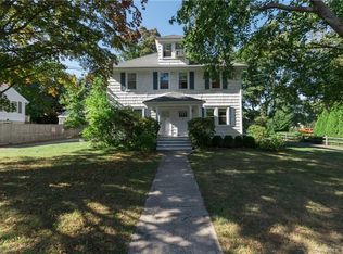 22 Oak St, New Canaan, CT 06840