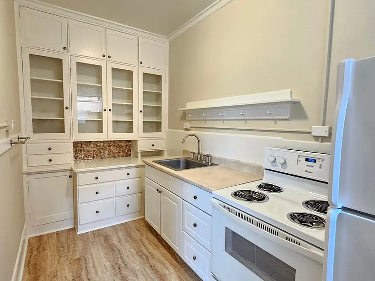 Knickerbocker Apartments — Photo 40