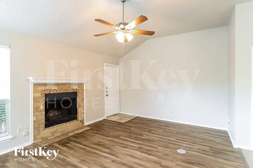 3 bed, 2.0 bath, 1536 sqft, $2,005 — Photo 3