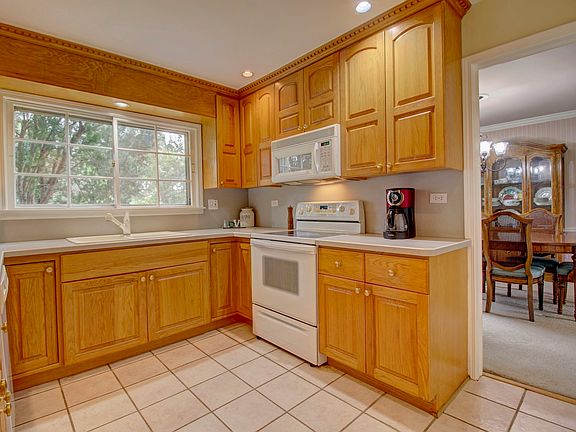 3rd image of 853 Dorset Dr