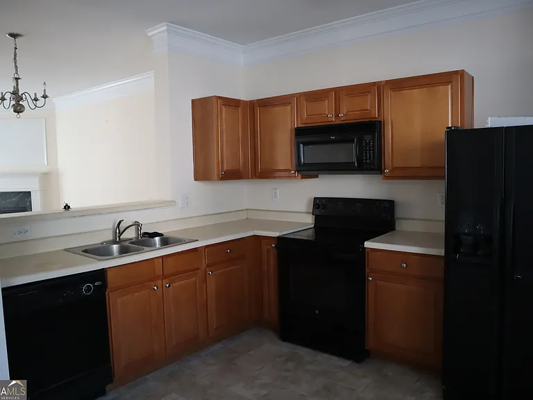 658 Providence Pl SW — Photo 2