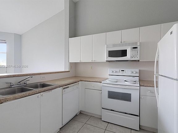 4th image of 1568 SE 26th St Unit 203