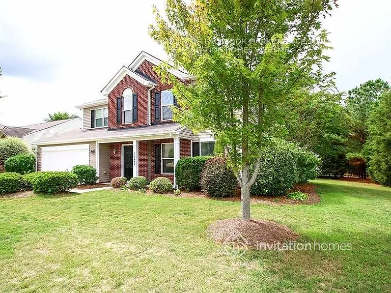 1002 Bridleside Dr — Photo 2