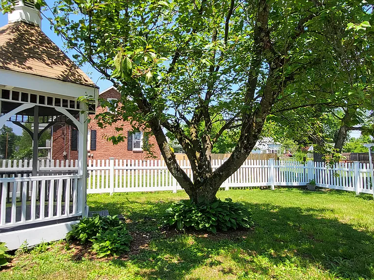 156 Doris St — Photo 24