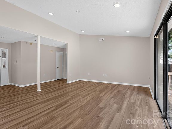 3rd image of 7812 Surreywood Pl