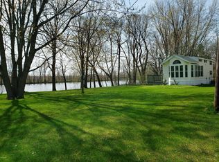 9070 Lake Forest Dr, Coopersville, MI 49404