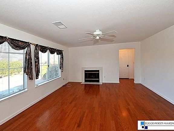 Living room w/ Fireplace