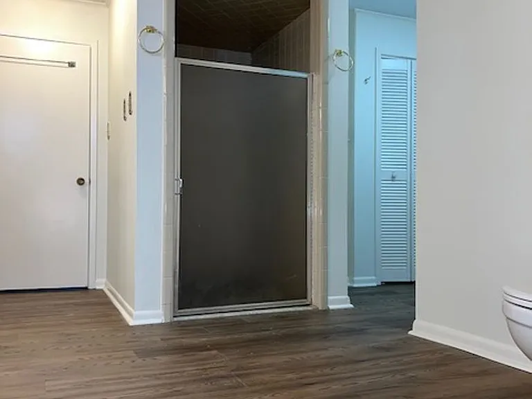 2524 W Hillsboro St — Photo 11