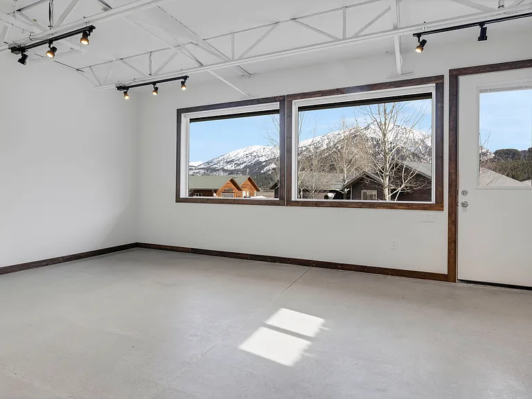 374 Wooden Spur Dr — Photo 4