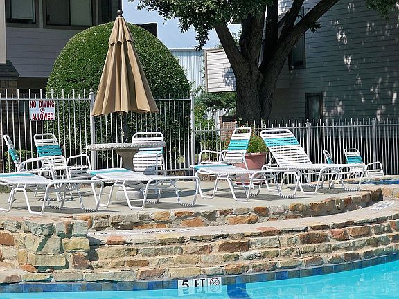 5th image of 3113 Sondra Dr APT 204