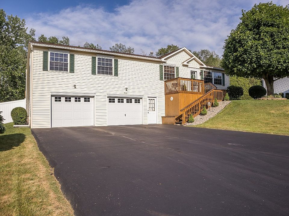1st image of 7 Lori Dr