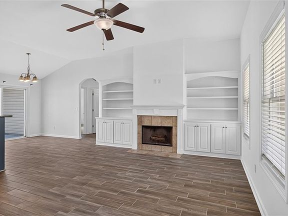 5th image of 2115 Crown Park Dr