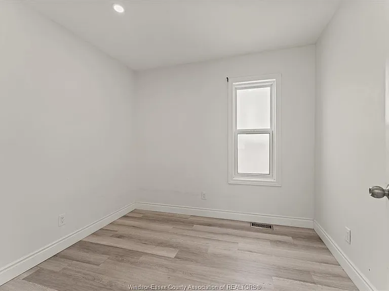 972 Wellington Ave #MAIN — Photo 9