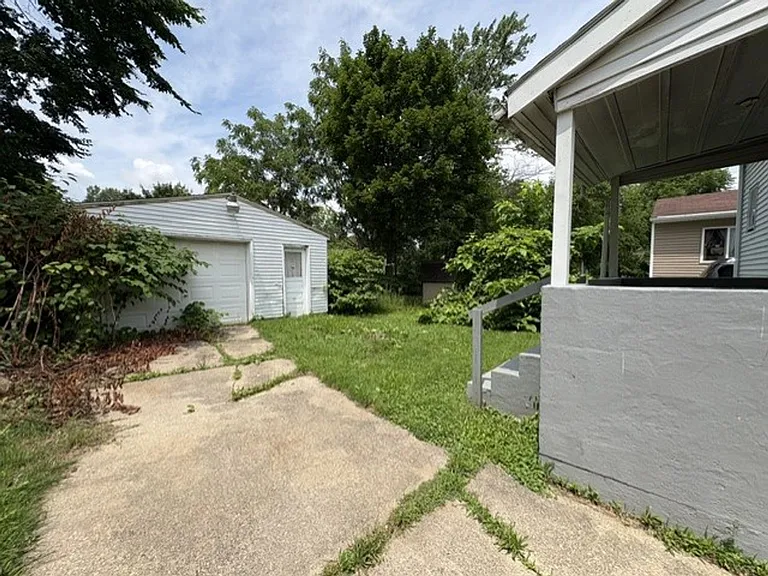 668 Roscoe Ave — Photo 2