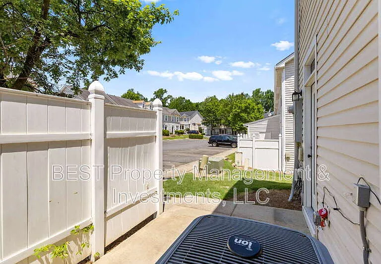 8130 Kings Creek Dr — Photo 18