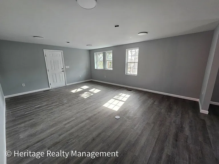 2391 Monroe Ave — Photo 8