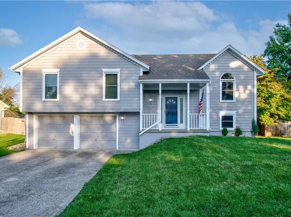 421 SE Bristol Dr, Lees Summit, MO 64063