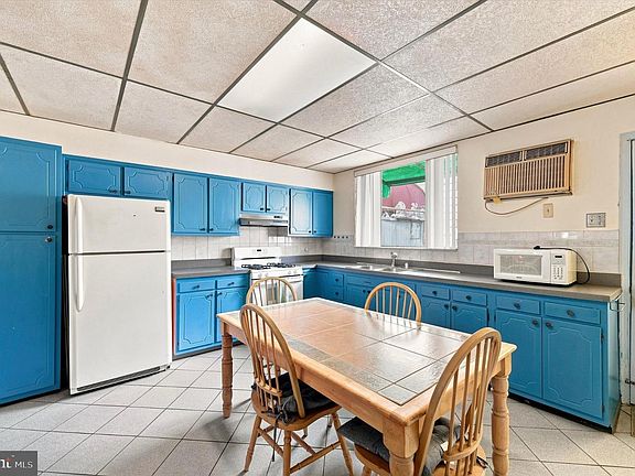 5th image of 832 Tasker St