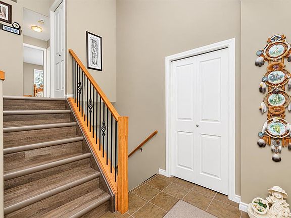 2nd image of 44 E Isaacson Cres