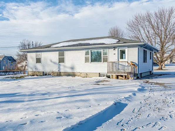 809 Iowa St, Center Point, IA 52213