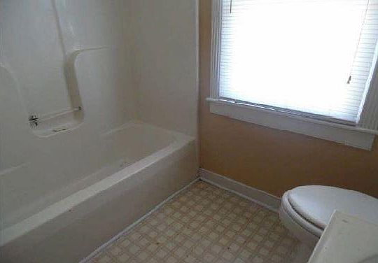 4th image of 548 N Queen St #2