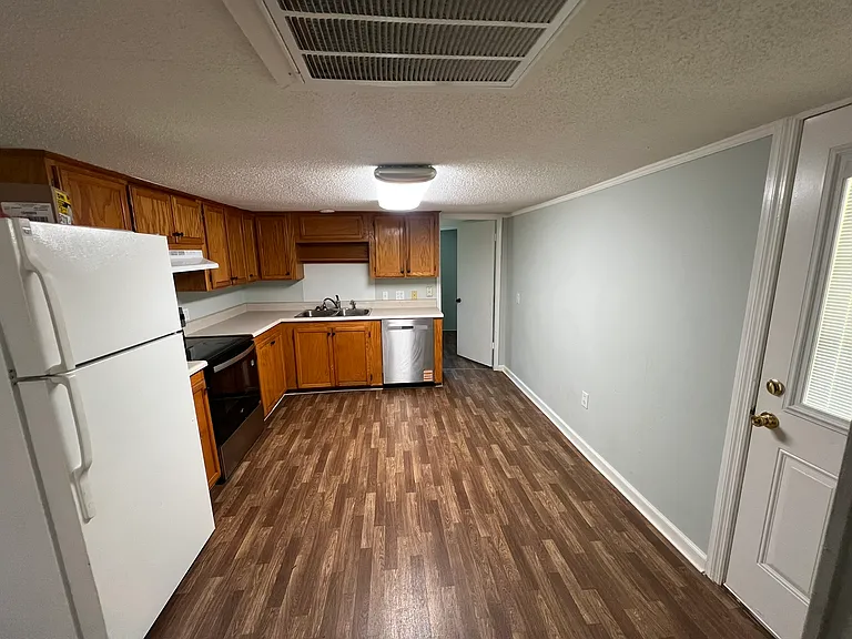 192 Elgin Dr — Photo 5