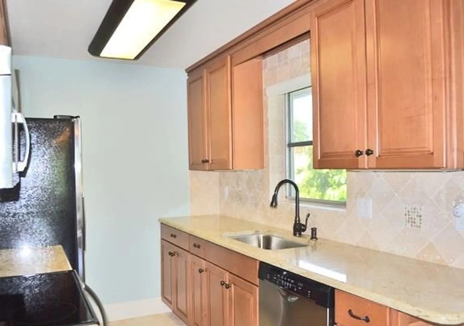 ** 2/2 Condo On The Beach Available December-February ** Short Term Only ** — Photo 2